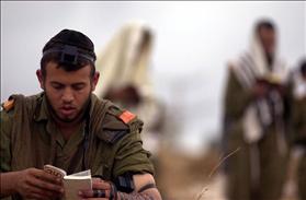 IDF soldier at prayer, Source: Wikipedia