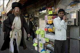 Haredim forcing market owners  to close their shops at the Machaneh Yehuda market before Shabbat. 12.12.2009. Photo: Matanya Flash 90  