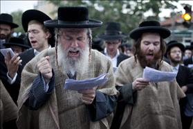 Haredim at a prayer session protesting the governments intention to draft more Yeshiva Students. Photo: Jonathan Sindler, Flash 90