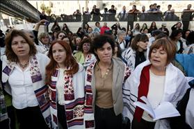 MKs Stav Shafir (Labor), and Tamar Zandberg (Meretz) participate in a prayer service with Women of the Wall. From the right side: Head of Women of the Wall, Anat Hoffman. Photo: Miriam Alster/Flash90
