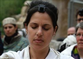 Jewish woman praying, source: Wikipedia
