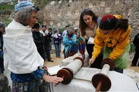 Torah reading at Robinson's Arch