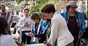 62% of Israelis support women's Torah reading at Western Wall