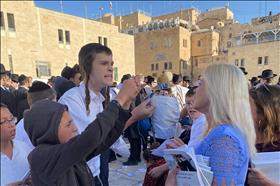 Ultra-Orthodox boys destroying prayer books and yelling at Women of the Wall