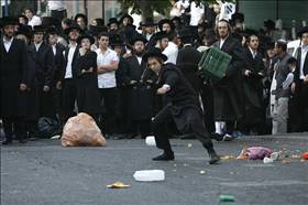 Haredim throwing garbage Flash90