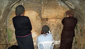 Orthodox Jewish women at prayer, source: Wikipedia