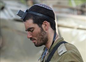 IDF soldier wearing tefilin, source: Wikipedia