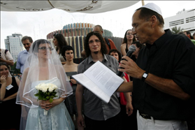 Russian immigrants marry an informal marriage ceremony on Valentine's Dayon Dizengoff Square. The bride is not recognized in Israel as a Jew, so the couple can not marry in Israel officially. 04.08.2009. Photography: Miriam Alster, Flash 90